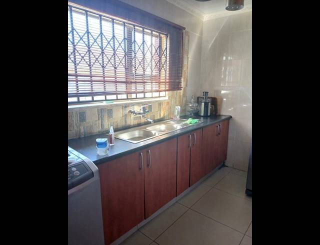 6 BEDROOM HOUSE FOR SALE IN EIKE PARK